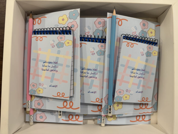 بوكس يحتوي توزيعات نوت للمدارس مع أقلام بألوان متنوعة