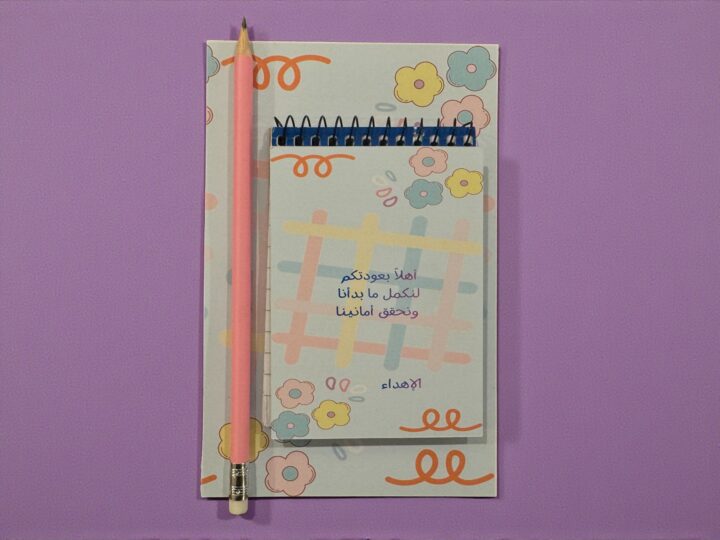 توزيعة النوت للمدارس مع نوت صغير وقلم رصاص وردي