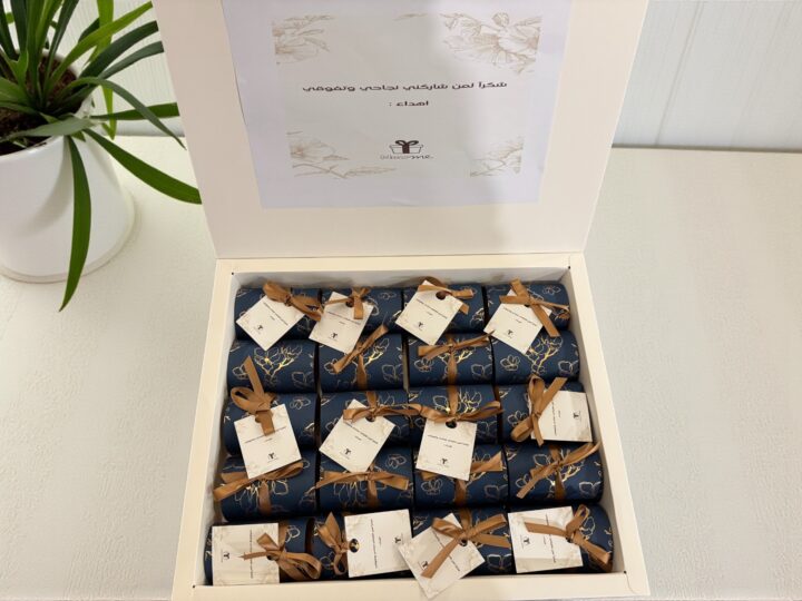 توزيعة بوكس شوكولاتة بلجيكي — ٣ ألوان مع شريطة وكرت مخصص 7 Gift set box filled with navy Belgian chocolate favor boxes and personalized tags