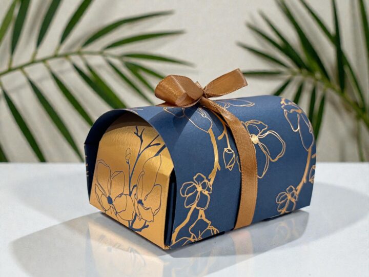 توزيعة بوكس شوكولاتة بلجيكي — ٣ ألوان مع شريطة وكرت مخصص 3 بوكس توزيعة شوكلت بلجيكي كحلي بنقشة ذهبية وربطة شريط بنية