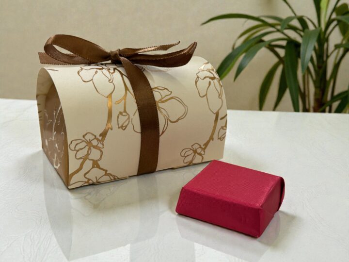 توزيعة بوكس شوكولاتة بلجيكي — ٣ ألوان مع شريطة وكرت مخصص 6 بوكس توزيعة شوكلت بلجيكي أوف وايت مع شريط بني وحبة شوكلت مغلفة