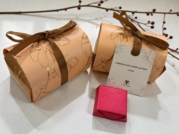 توزيعة بوكس شوكولاتة بلجيكي — ٣ ألوان مع شريطة وكرت مخصص 4 توزيعتان بوكس شوكلت بلجيكي روزقولد مع كرت مخصص وحبة شوكلت مغلفة