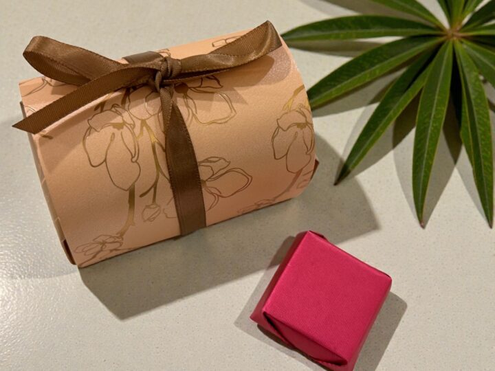 توزيعة بوكس شوكولاتة بلجيكي — ٣ ألوان مع شريطة وكرت مخصص 5 بوكس توزيعة شوكلت بلجيكي روزقولد مع شريط بني وحبة شوكلت مغلفة