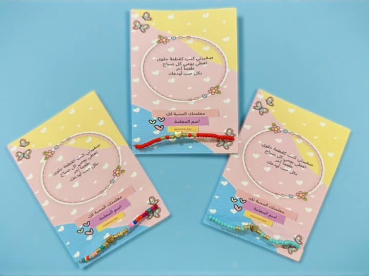 Set of three colorful card favors with bracelets in different colors