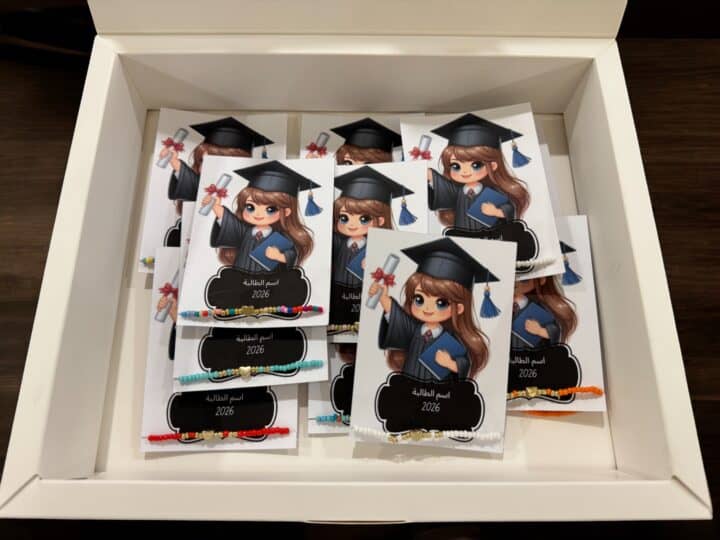 بوكس توزيعات تخرج للبنات يحتوي على كروت برسمة بنت كرتونية مع اساور من ناومي