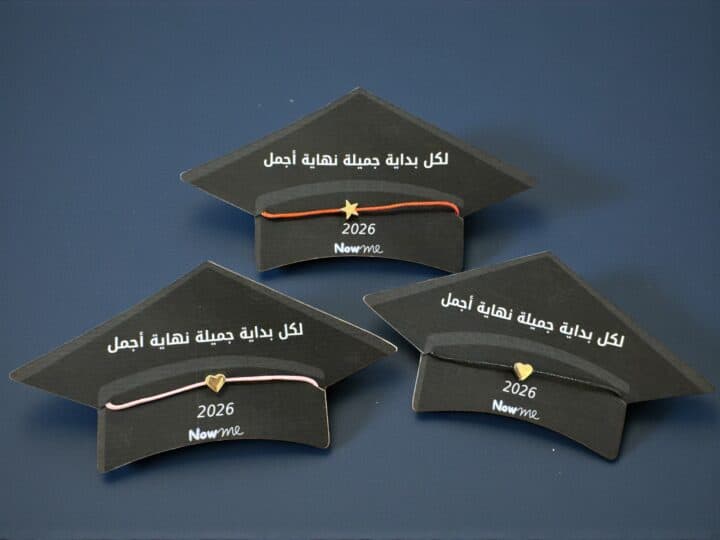 توزيعة كبوس تخرج مع اسوارة وصندوق تقديم 11 صورة مقربة لاسوارة تخرج ملونة مع قلب ذهبي كتذكار للطالبات