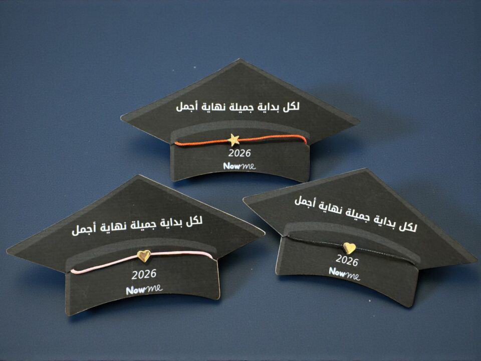 صورة مقربة لاسوارة تخرج ملونة مع قلب ذهبي كتذكار للطالبات