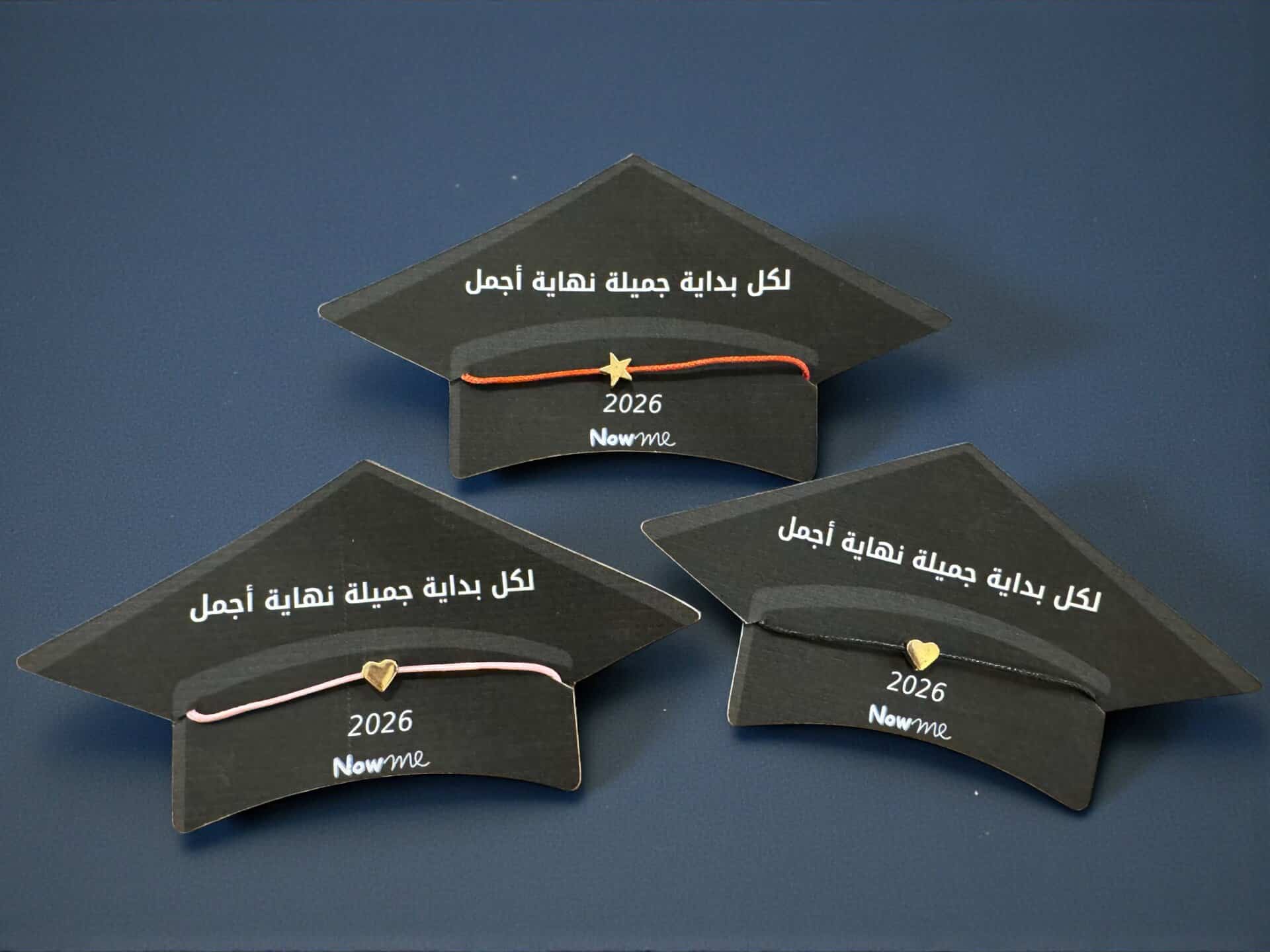 توزيعة كبوس تخرج مع اسوارة وصندوق تقديم 1 صورة مقربة لاسوارة تخرج ملونة مع قلب ذهبي كتذكار للطالبات