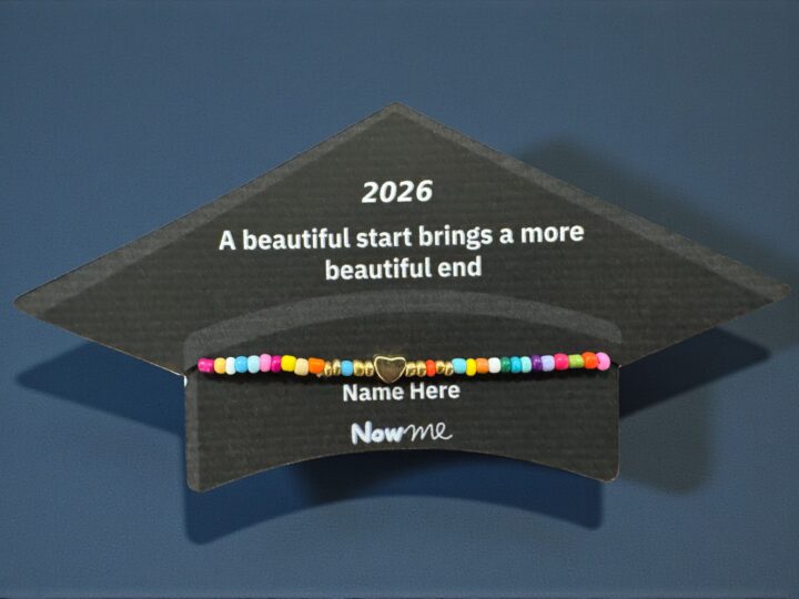 توزيعة كبوس تخرج مع اسوارة وصندوق تقديم 6 هدية قبعة التخرج في الكويت مع سوار ملون على بطاقة سوداء