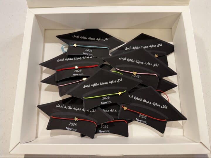 توزيعة كبوس تخرج مع اسوارة وصندوق تقديم 9 توزيعات ناومي للتخرج مرتبة داخل علبة تقديم جاهزة للتوزيع