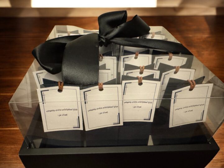 توزيعة العطر بوكس (ناڤي) 7 تجهيز كميات توزيعات بوكس عطر داخل بوكس شفاف مع شريطة سوداء في الكويت