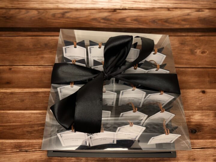 توزيعة العطر بوكس (ناڤي) 8 بوكس شفاف بشريطة سوداء يحتوي توزيعات بوكس عطر التخرج والتفوق في الكويت