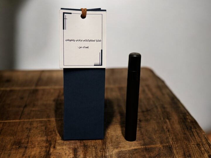 توزيعة العطر بوكس (ناڤي) 2 بوكس ناڤي لتوزيعة التخرج والتفوق مع عطر أسود وكرت إهداء خارجي في الكويت