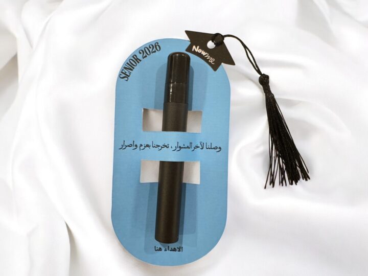 توزيعة عطر التخرج والتفوق بشكل قبعة تخرج 5 توزيعة عطر تخرج بعبوة سوداء مع كرت أزرق وتصميم SENIOR 2026 في الكويت