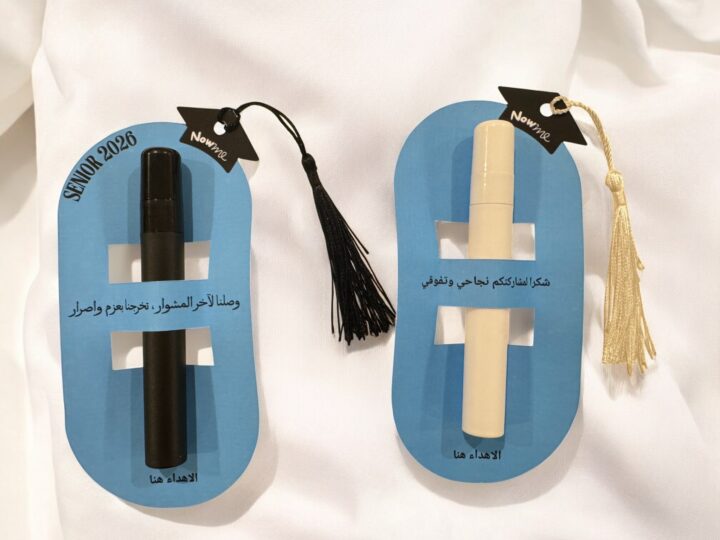 توزيعة عطر التخرج والتفوق بشكل قبعة تخرج 9 توزيعتان عطر تخرج على كروت زرقاء بعبوة سوداء وعبوة بيضاء في الكويت