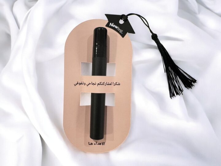 توزيعة عطر التخرج والتفوق بشكل قبعة تخرج 3 توزيعة عطر تخرج وتفوق بعبوة سوداء مع كرت بلون وردي وتعليقة خيط في الكويت