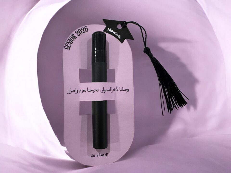 توزيعة عطر تخرج بعبوة سوداء مع كرت بنفسجي وتصميم SENIOR 2026 في الكويت