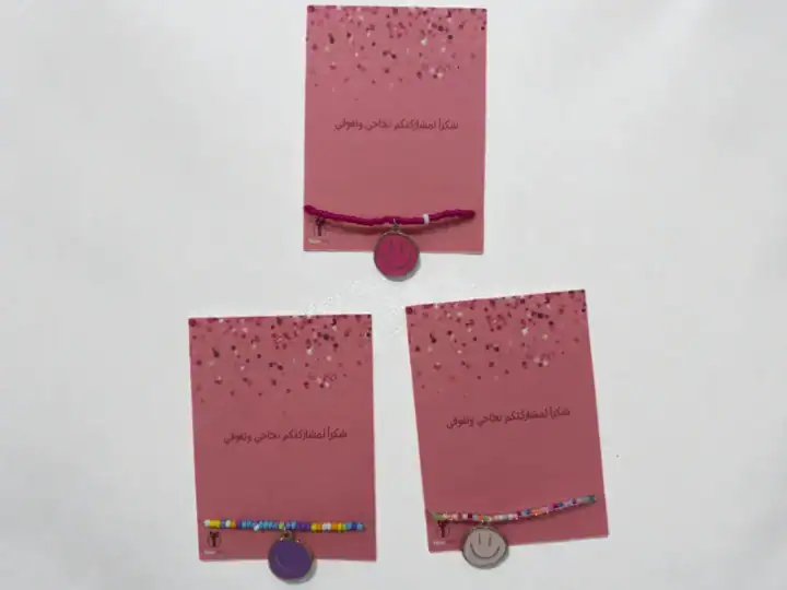 ⁦توزيعة كرت وردي مع سوارة (قلب أو نجمة)⁩ - الصورة ⁦5⁩