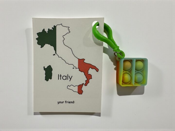 Italy flag favor card with “your friend” text and pop-it keychain