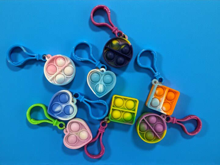 مجموعة ميداليات بابلز Pop-it بألوان مختلفة لتوزيعة سبايدر مان في الكويت